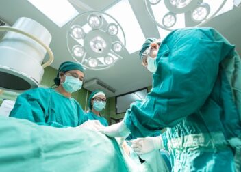Abogado experto en responsabilidad médica y seguros profesionales