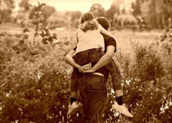 Qué cláusulas deben aparecer en arrendamiento de vehículo afecto a VTC