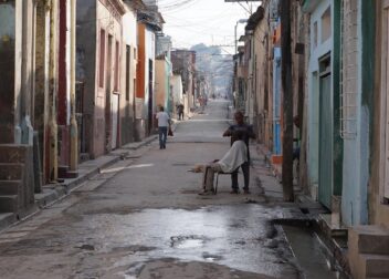 Regulariza por 395€ abogado en Vera para subsanar papeles de extranjeros de Cuba 2026