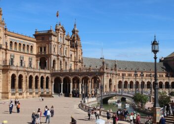 Honorarios de abogado VTC en Sevilla para compra segura de licencia