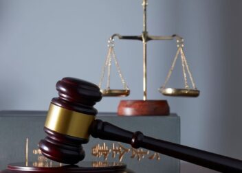 Cómo elegir defensa legal para interinos en procesos complejos