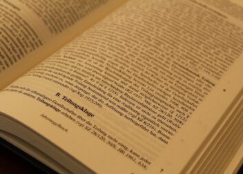 Abogado experto en derecho administrativo y TJUE para interinos