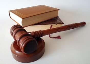 Plan legal para interinos en conflictos legales públicos