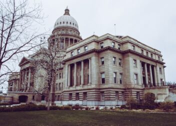 Abogado para interinos: cómo evaluar su comunicación y transparencia