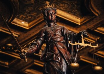 Coste de abogado para interinos en litigios de larga duración