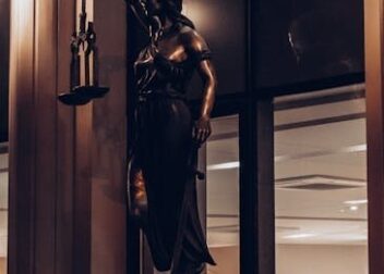 Precio de abogado para interinos en conflictos con organismos estatales