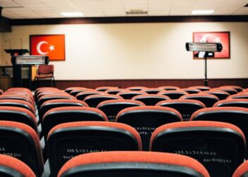 Honorarios por defensa de interinos en litigios complejos públicos