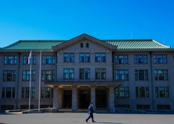 Honorarios por defensa de interinos en tribunales administrativos complejos