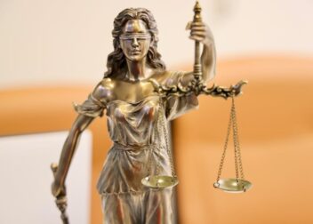 Honorarios por defensa contenciosa de interinos en procesos judiciales