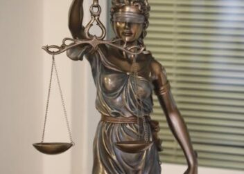 Precio de abogado para interinos en litigios administrativos avanzados