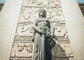 Cómo comparar despachos de abogados para interinos en España sin equivocarte