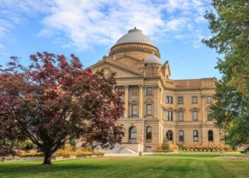 Honorarios por defensa de interinos en casos complejos