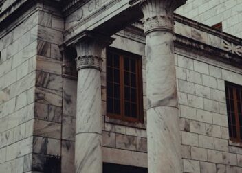 Qué preguntas hacer a un abogado de interinos antes de contratarlo