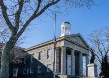 Honorarios por defensa de interinos en conflictos administrativos complejos