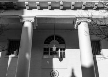 Honorarios por defensa de interinos en tribunales nacionales