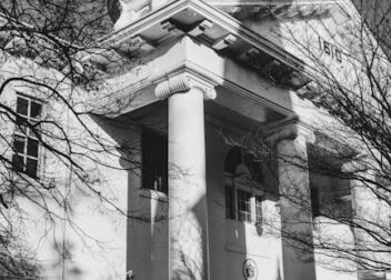 Honorarios por defensa de interinos en conflictos legales públicos