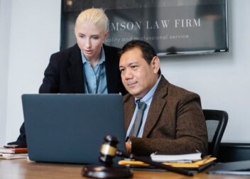 Cuánto cuesta una estrategia legal completa para interinos en 2026