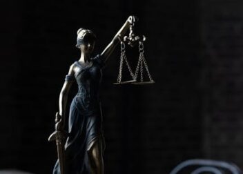 Honorarios por defensa de interinos en conflictos legales complejos