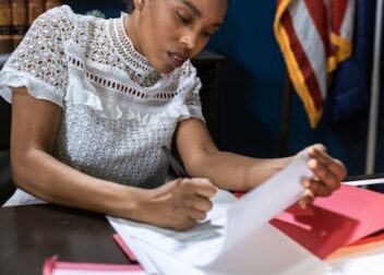 Criterios clave para elegir abogado contencioso administrativo para interinos