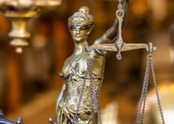 Coste de asesoría legal estratégica para interinos públicos