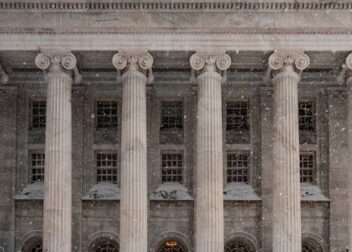 Honorarios por defensa de interinos en procedimientos judiciales avanzados