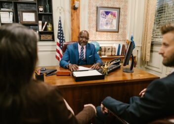 Honorarios por defensa de interinos en conflictos administrativos