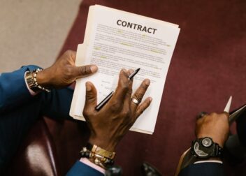 Honorarios por defensa de interinos en litigios administrativos complejos