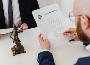 Cuánto cuesta revisar contrato de interino con abogado especialista