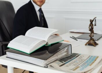 Honorarios por defensa de interinos en procesos judiciales complejos