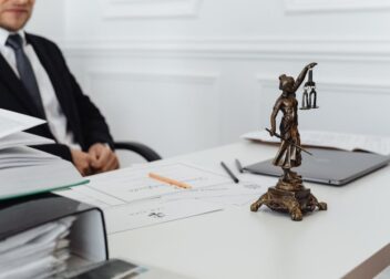 Coste de abogado para interinos en procedimientos de revisión