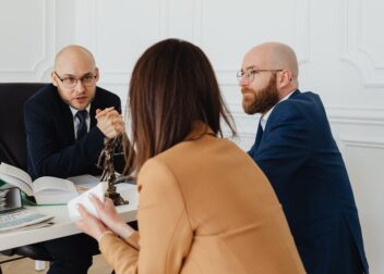 Cuánto cuesta defenderse legalmente como interino en España