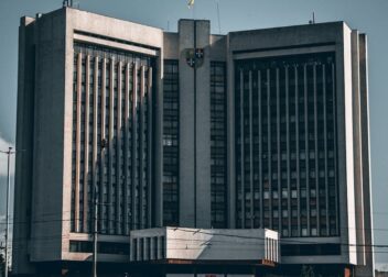 Coste de abogado para interinos en procesos contenciosos administrativos completos