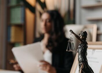 Coste de abogado para interinos en procesos judiciales especializados