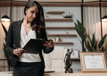 Honorarios por negociación previa con la administración siendo interino