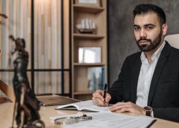 Honorarios por defensa de interinos en tribunales autonómicos