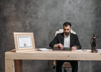 Honorarios por defensa de interinos en tribunales contenciosos