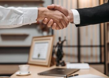 Cuánto cuesta reclamar derechos laborales en el sector público con abogado