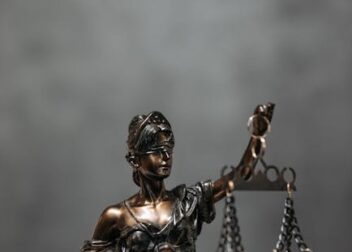 Honorarios por defensa de interinos en tribunales administrativos superiores