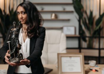 Cuánto cuesta reclamar derechos ante la administración pública