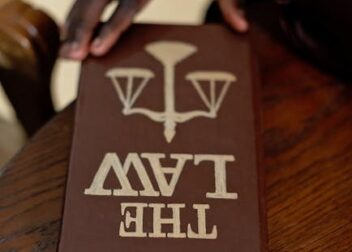 Errores frecuentes al contratar abogado para interinos y cómo evitarlos