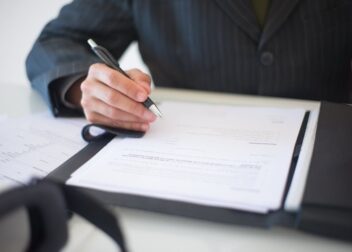 Honorarios por defensa de interinos en litigios administrativos avanzados