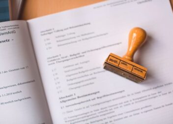 Coste de abogado para interinos en procedimientos de urgencia